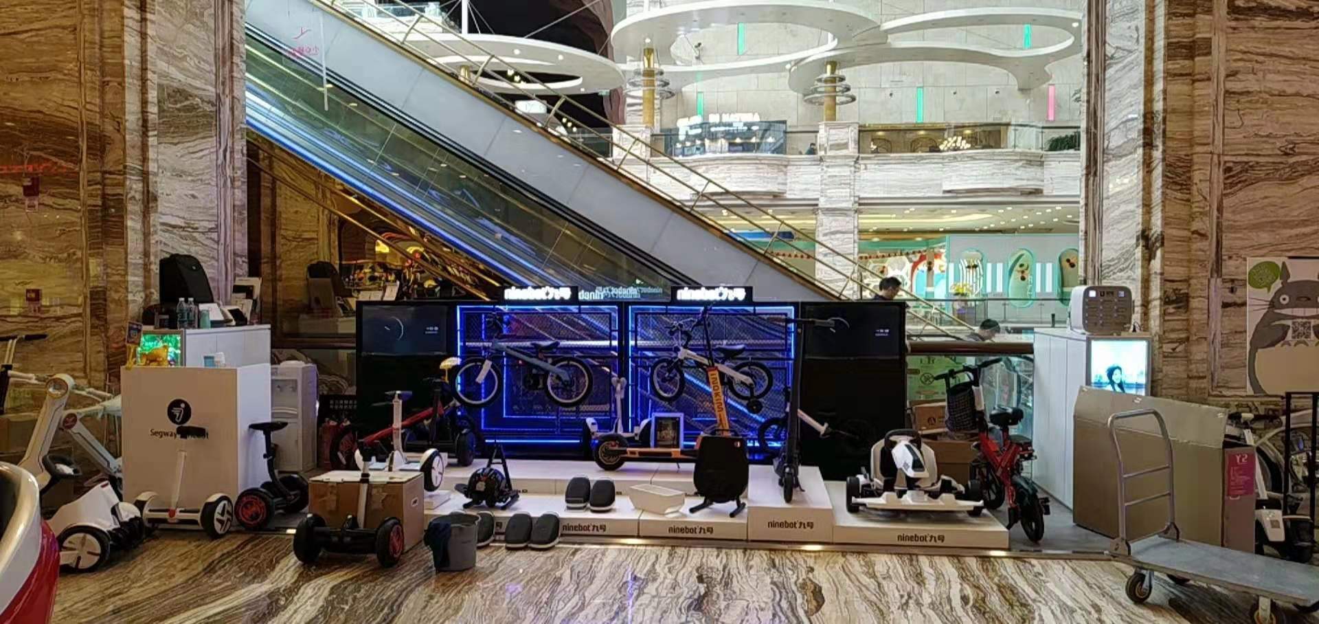 成都平衡车专卖店：九号滑板车的外挂电池如何安装？